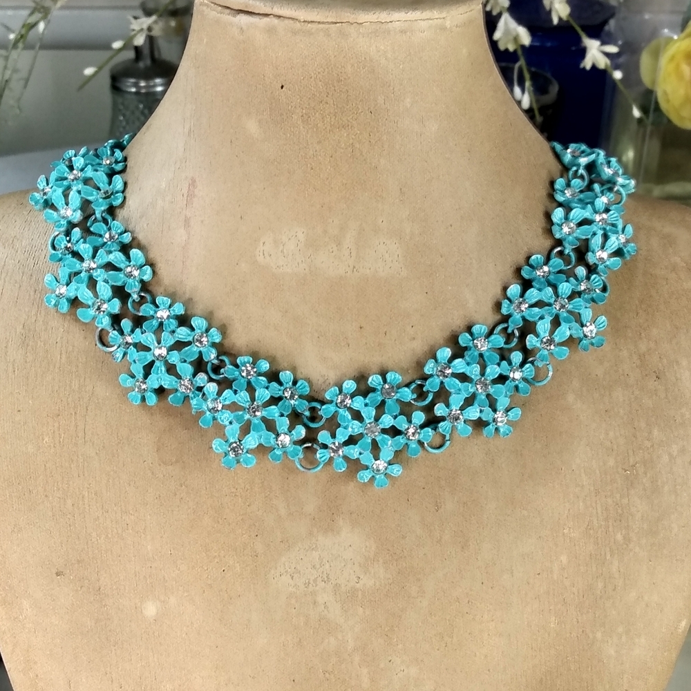 Flower collar necklace